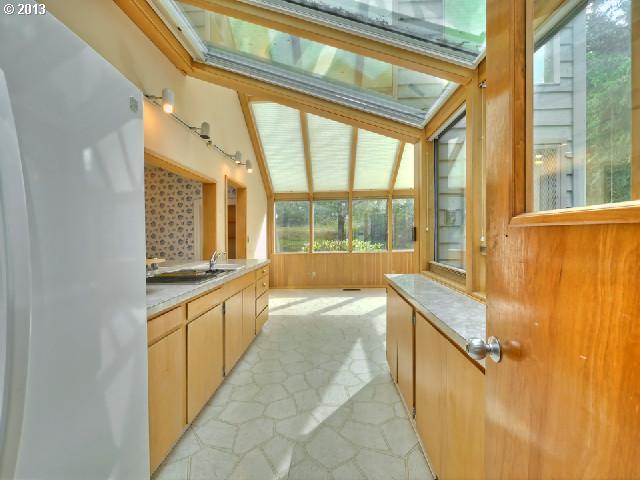2006 Southwest Sunset Boulevard Portland, OR 97239 - Photo 9 of 14 Gallery Image 9