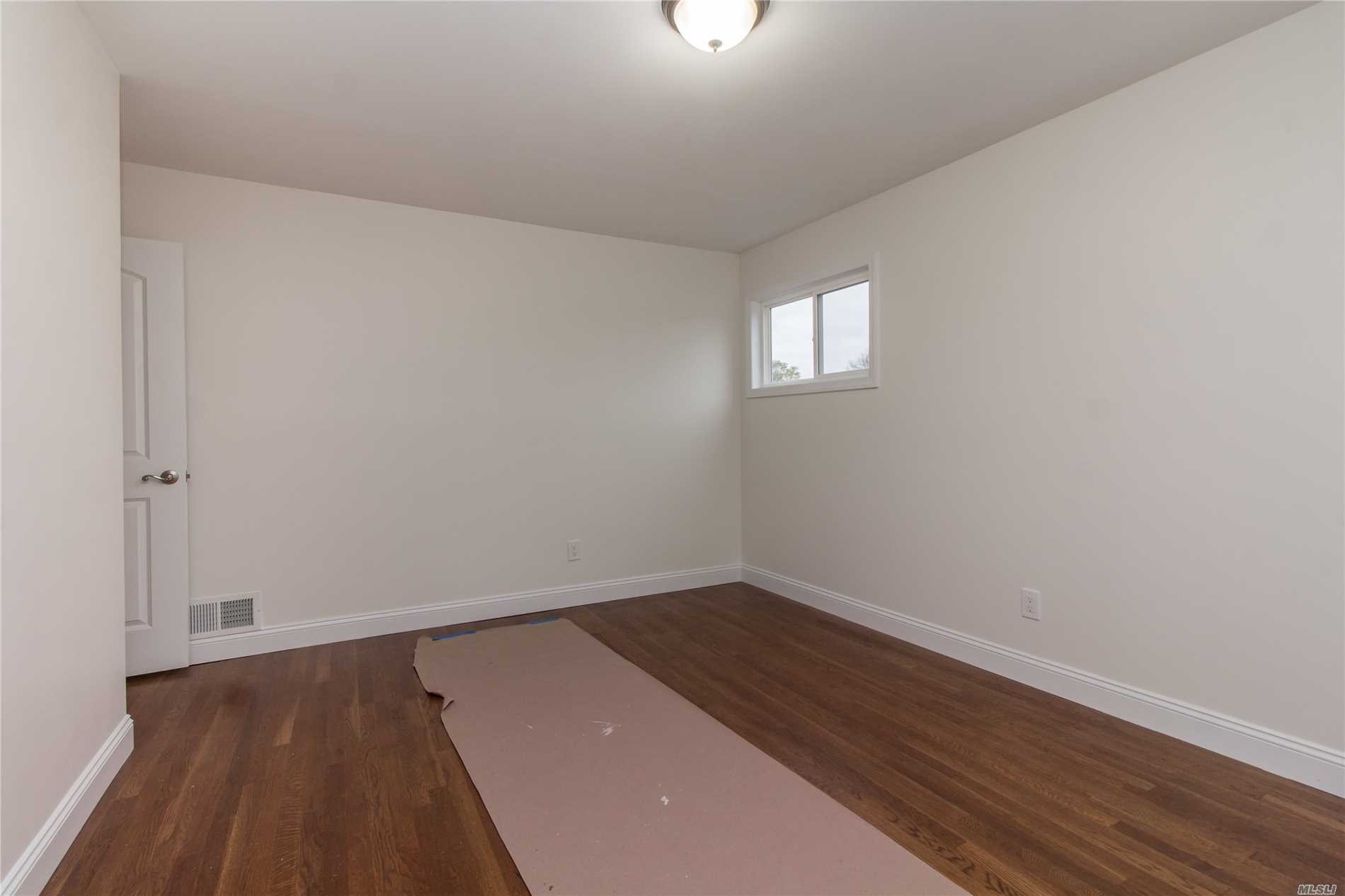 95 Weeks Road North Babylon, NY 11703 - Photo 15 of 20 Gallery Image 15