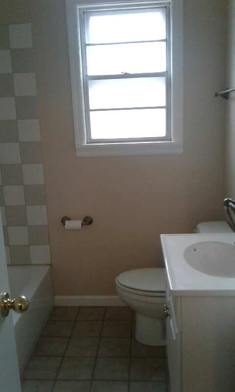 994 Stratford Road Memphis, TN 38122 - Photo 15 of 23 Very clean full bathroom located in the hallway.