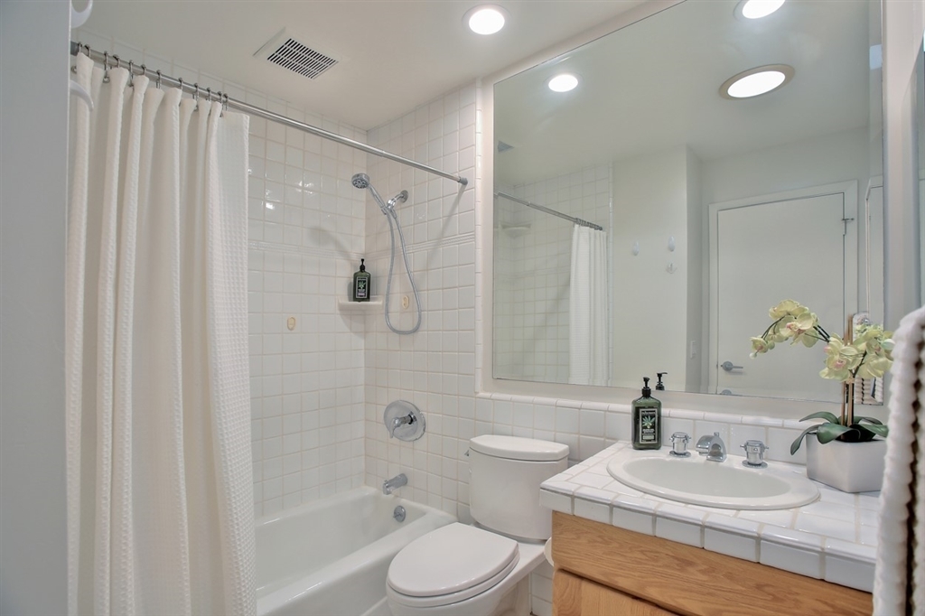 1720 Knollfield Way Encinitas, CA 92024 - Photo 6 of 25 1st floor 1/2 bath