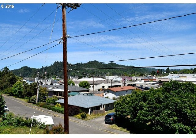 370 Elm Avenue Reedsport, OR 97467 - Photo 26 of 32