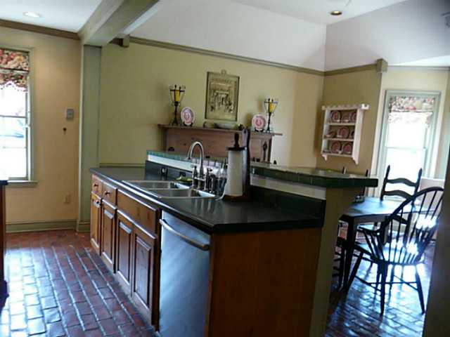 4526 Minden Road Memphis, TN 38117 - Photo 6 of 17 Another view of the kitchen/keeping area.