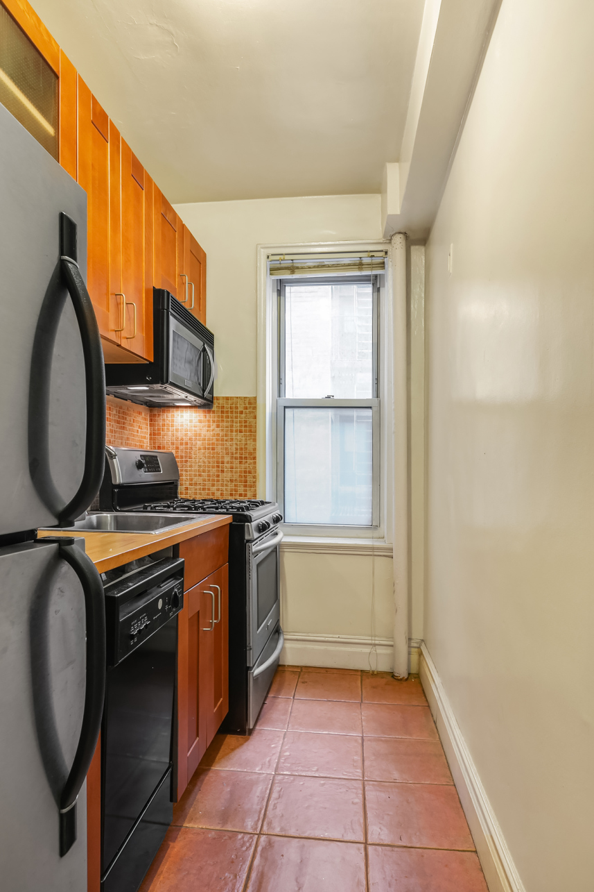305 West 52nd Street, Unit 2A Manhattan, NY 10019 - Photo 4 of 5