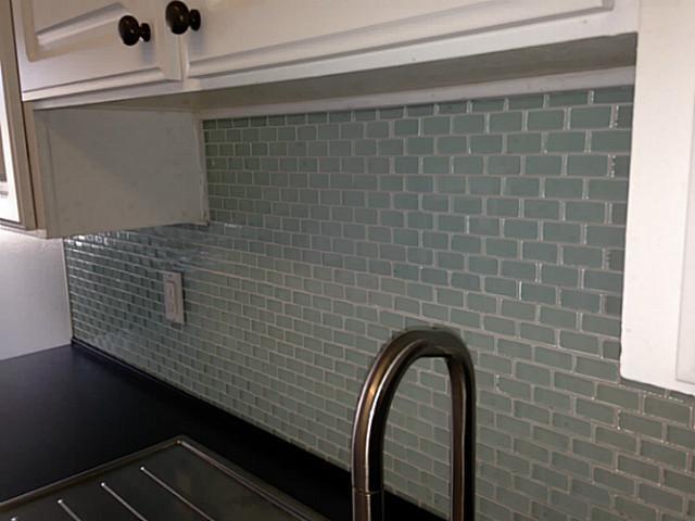 401 Requeza Street, Unit F4 Encinitas, CA 92024 - Photo 13 of 19 A close up view of the back splash.