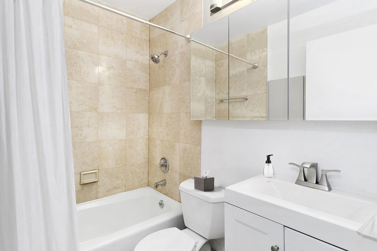 330 East 75th Street, Unit 8E Manhattan, NY 10021 - Photo 5 of 7