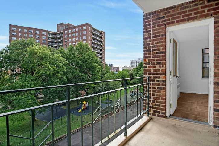 3850 Hudson Manor Terrace, Unit 4BE Bronx, NY 10463 - Photo 8 of 12