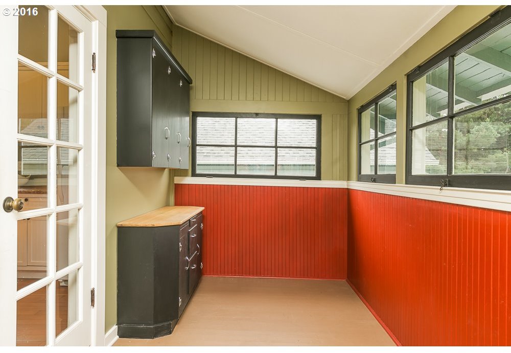 364 Southwest Hamilton Court Portland, OR 97239 - Photo 8 of 21 Gallery Image 8