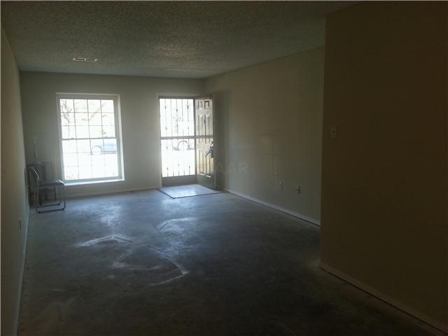 6977 Crestridge Road Memphis, TN 38119 - Photo 4 of 13 Standing in the Dining Room looking into the living room.