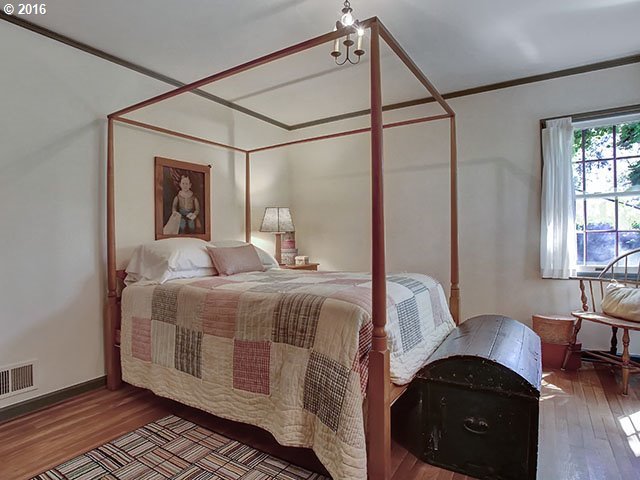 8517 Southwest 58th Avenue Portland, OR 97219 - Photo 17 of 32 Gallery Image 17