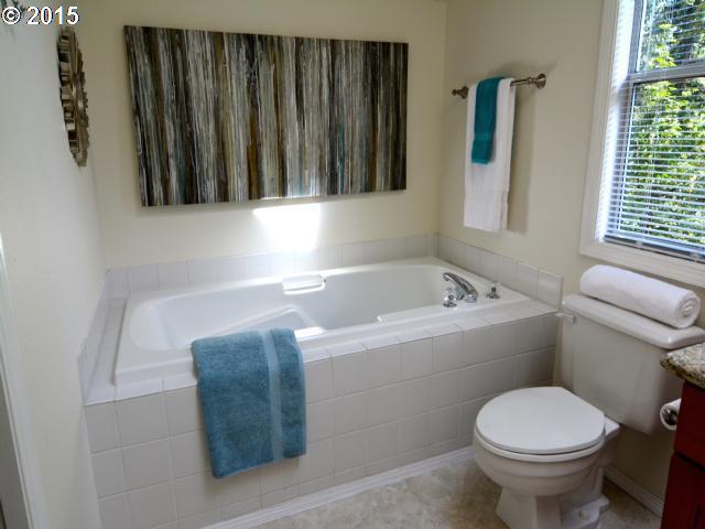 4227 Southwest Comus Street Portland, OR 97219 - Photo 9 of 15 Gallery Image 9