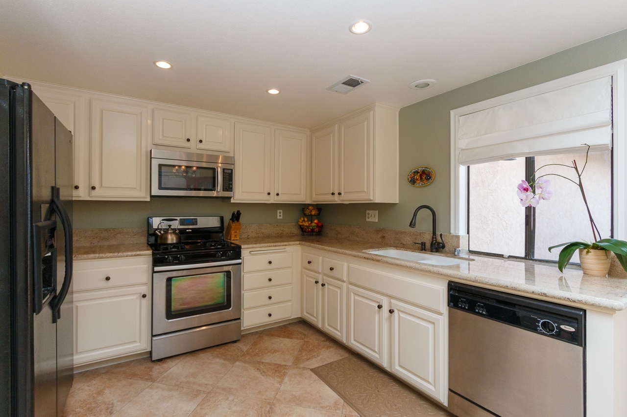 2040 Crosscreek Road Chula Vista, CA 91913 - Photo 3 of 25 Beautifully remodeled kitchen