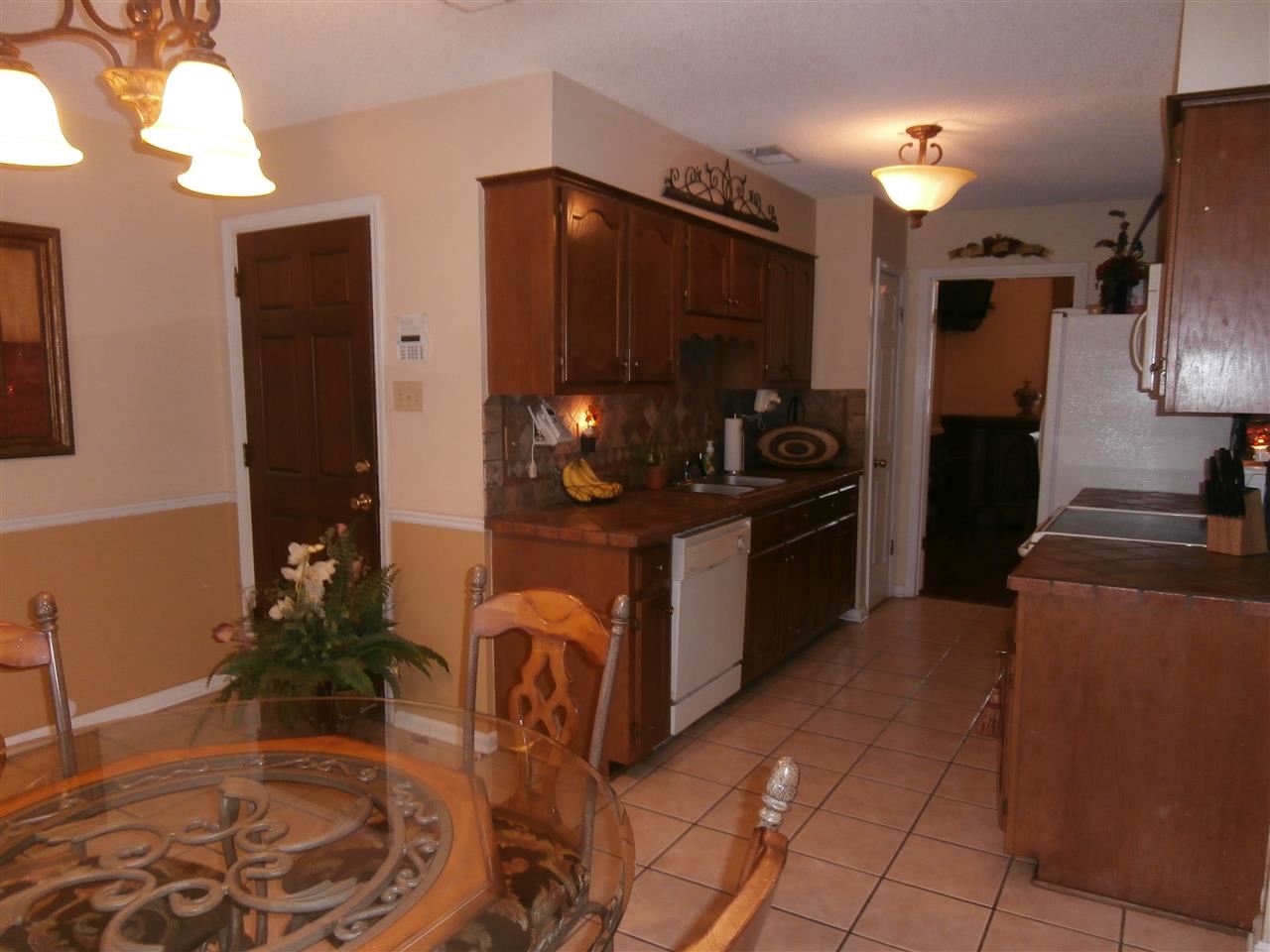 8474 Dulwich Road Memphis, TN 38016 - Photo 3 of 24 Brand new decorative tile backsplash, counter tops and floor-NEW stove!
