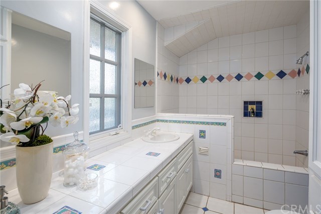 1437 La Perla Avenue Long Beach, CA 90815 - Photo 21 of 43 Main floor guest en suite bath 1.