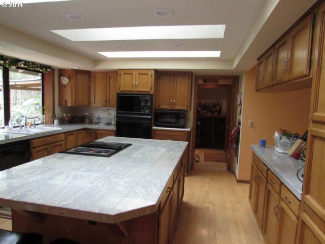1804 Southwest Broadleaf Drive Portland, OR 97219 - Photo 3 of 16 Gallery Image 3