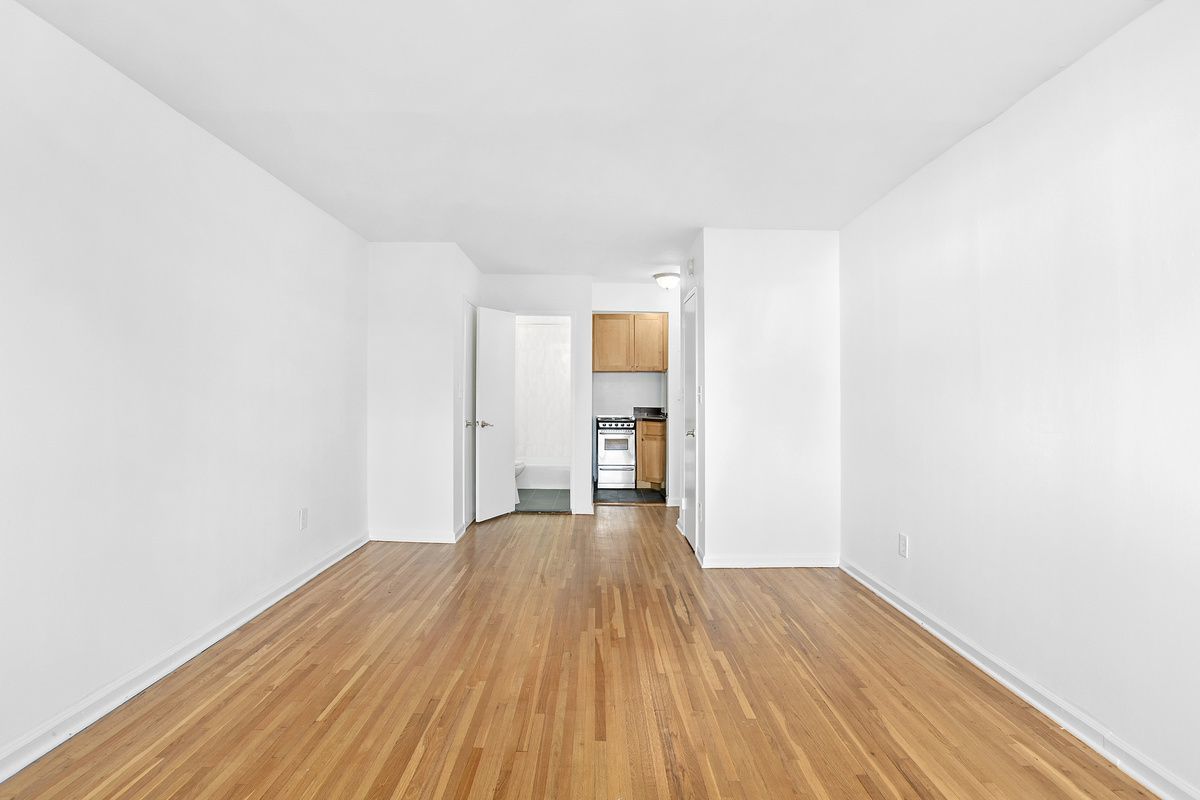 228 East 81st Street, Unit 7D Manhattan, NY 10028 - Photo 2 of 5