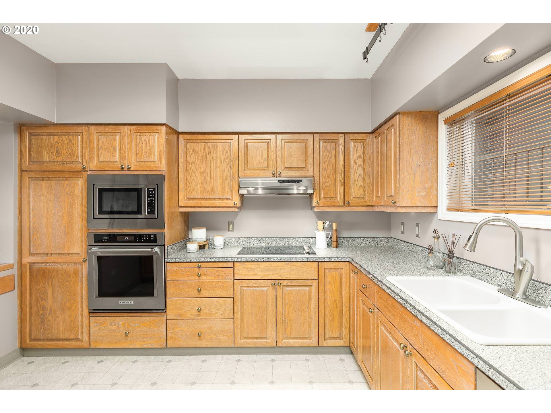 5429 Southwest View Point Terrace Portland, OR 97239 - Photo 12 of 24