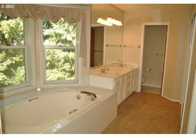 13265 Southwest Clearview Way Tigard, OR 97223 - Photo 10 of 16 Gallery Image 10