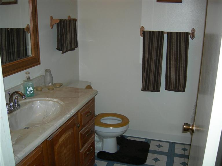 2848 Summit Circle Bakersfield, CA 93306 - Photo 9 of 15 Main Bathroom