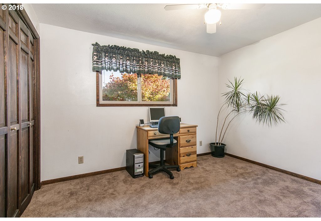 16225 Gilliam Road Dallas, OR 97338 - Photo 17 of 32