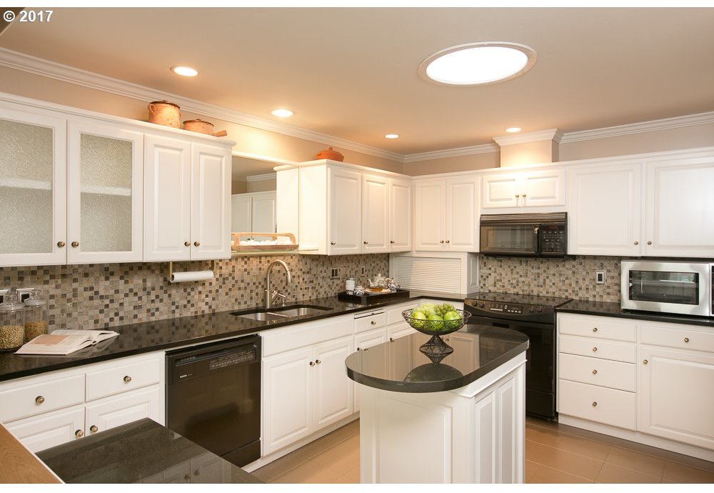 5403 Southwest View Point Terrace, Unit 201 Portland, OR 97239 - Photo 16 of 23