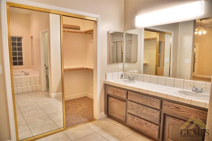 8112 Rockhampton Drive Bakersfield, CA 93313 - Photo 9 of 12