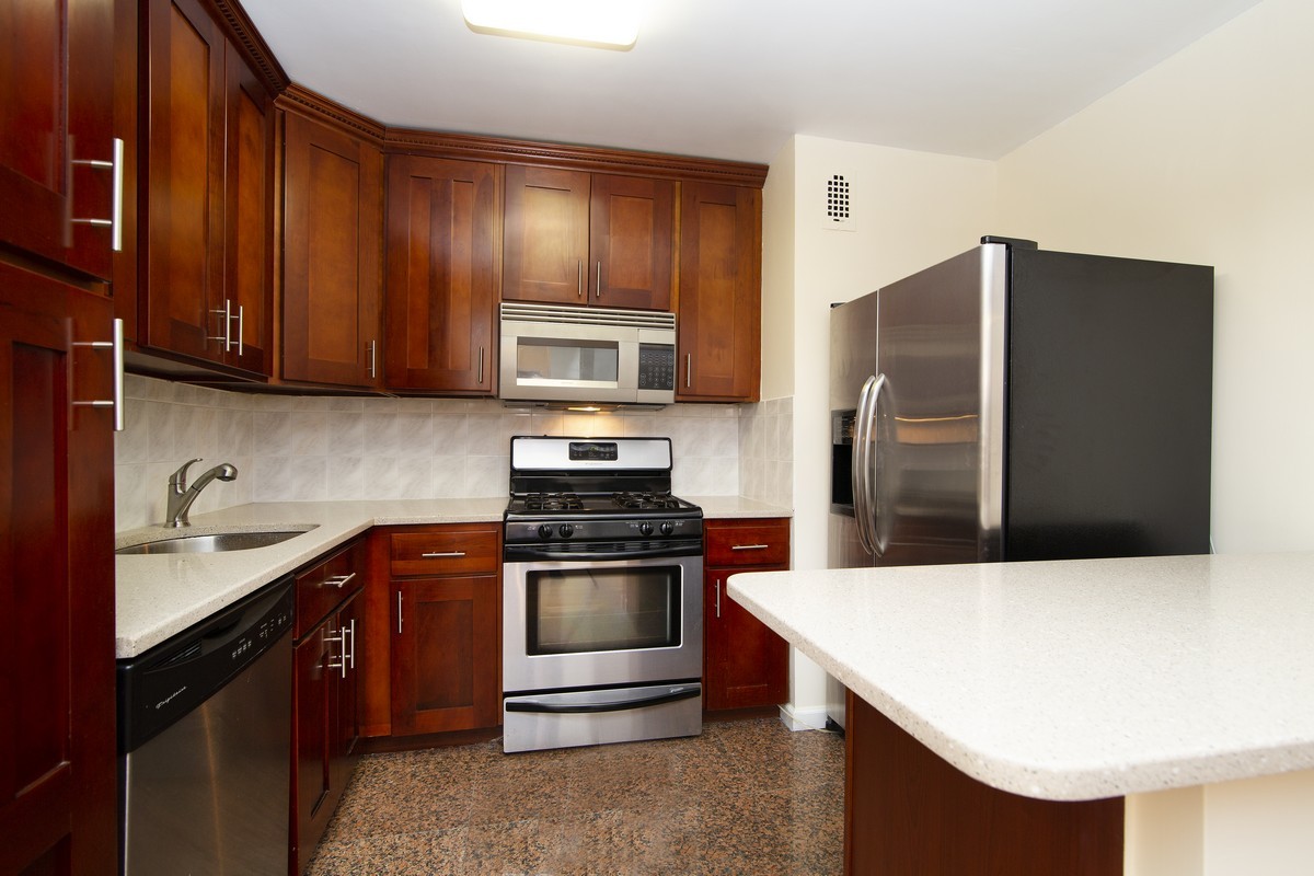 155 West 68th Street, Unit 203 Manhattan, NY 10023 - Photo 3 of 7
