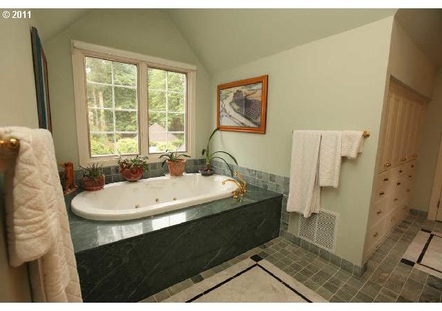 4160 Southwest Charming Way Portland, OR 97225 - Photo 14 of 16 Gallery Image 14