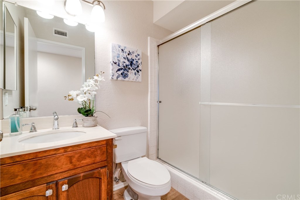 338 Purdy Avenue Placentia, CA 92870 - Photo 13 of 34 Full guest bathroom