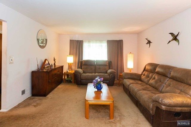 412 Abbott Road Paramus, NJ 07652 - Photo 6 of 25