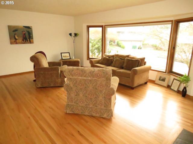5475 Southwest Dover Loop Portland, OR 97225 - Photo 9 of 14 Gallery Image 9