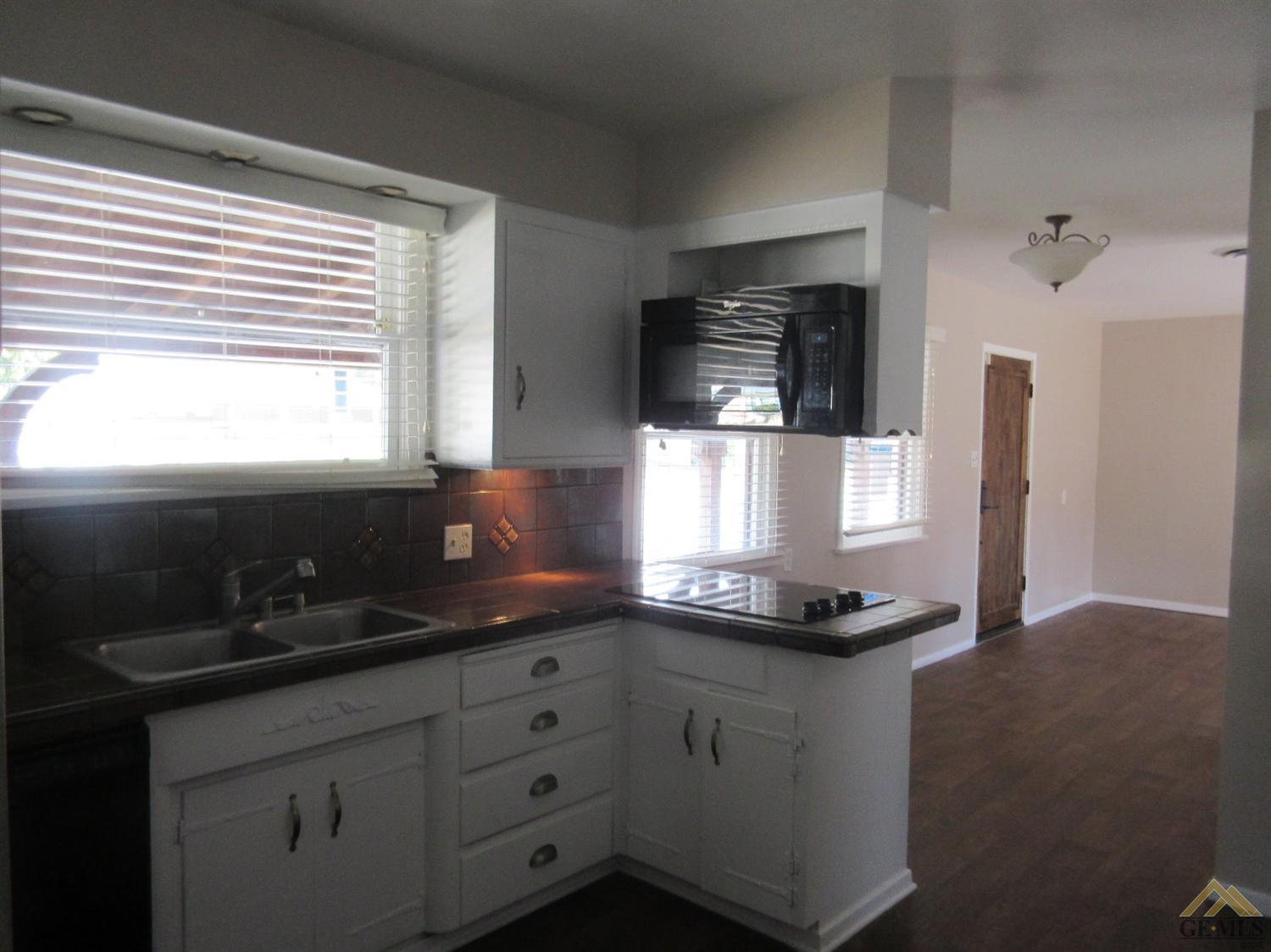 1627 Locust Ravine Bakersfield, CA 93306 - Photo 12 of 29 Gallery Image 12