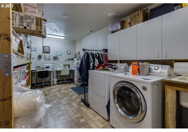 6705 Southeast Barbara Welch Road Portland, OR 97236 - Photo 14 of 27