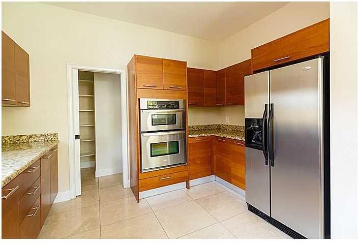 1301 Daytonia Road Miami Beach, FL 33141 - Photo 6 of 13
