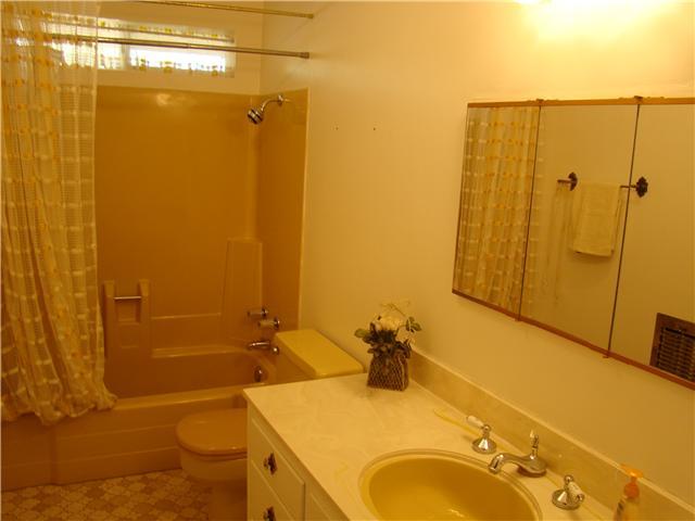 1806 Fuerte Street Fallbrook, CA 92028 - Photo 9 of 12 Hall bath appears quite functional and has attractive hardware on cabinet and walls.