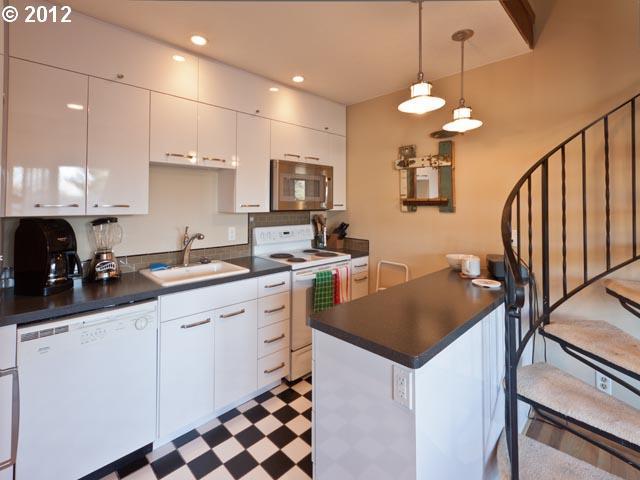7736 Southwest Barnes Road, Unit A Portland, OR 97225 - Photo 3 of 15 Gallery Image 3