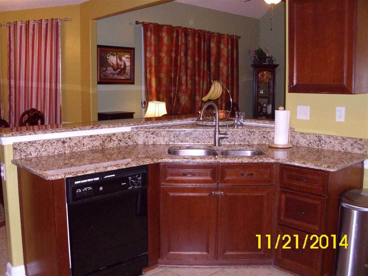 8507 Boothes Ridge Drive Memphis, TN 38125 - Photo 8 of 24 ...enjoy casual meals at the breakfast bar or eat-in area which overlooks the spacious backyard.
