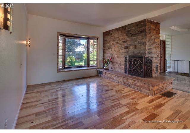 5234 Southeast Powell Valley Road Gresham, OR 97080 - Photo 4 of 16 Gallery Image 4