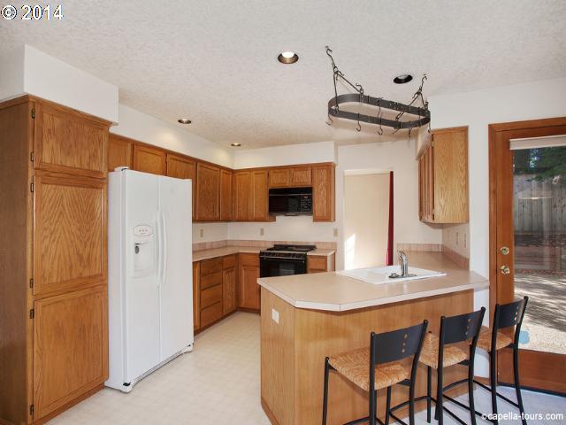3814 Southwest Comus Street Portland, OR 97219 - Photo 3 of 15 Gallery Image 3