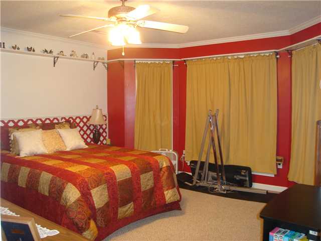 20 Caitlin Road Oakland, TN 38060 - Photo 8 of 12 Spacious Guest Bedroom w/Bay Window & Large Closet