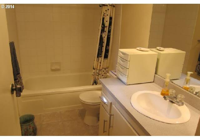 7722 Southwest Barnes Road, Unit D Portland, OR 97225 - Photo 4 of 16 Gallery Image 4