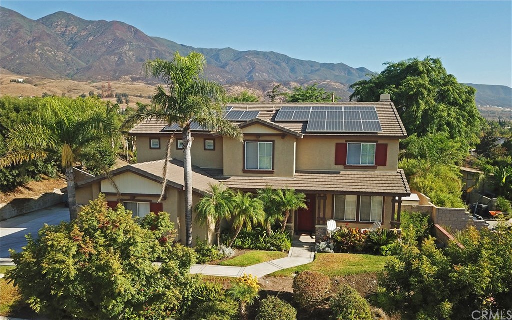 Gorgeous home with solar panels (paid for)