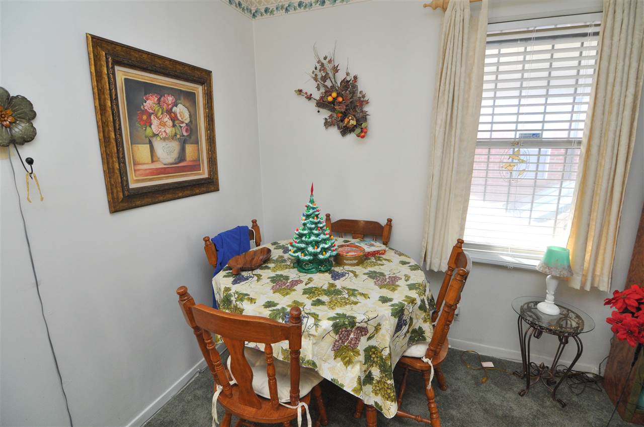 4953 Verne Road Memphis, TN 38117 - Photo 11 of 16 Delightful breakfast area!