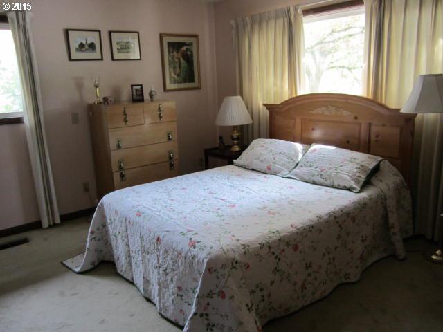 2905 Southwest Collins Court Portland, OR 97219 - Photo 11 of 16 Gallery Image 11