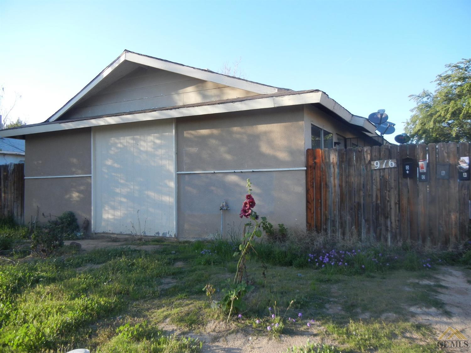 916 Bernard Street Bakersfield, CA 93305 - Photo 4 of 5