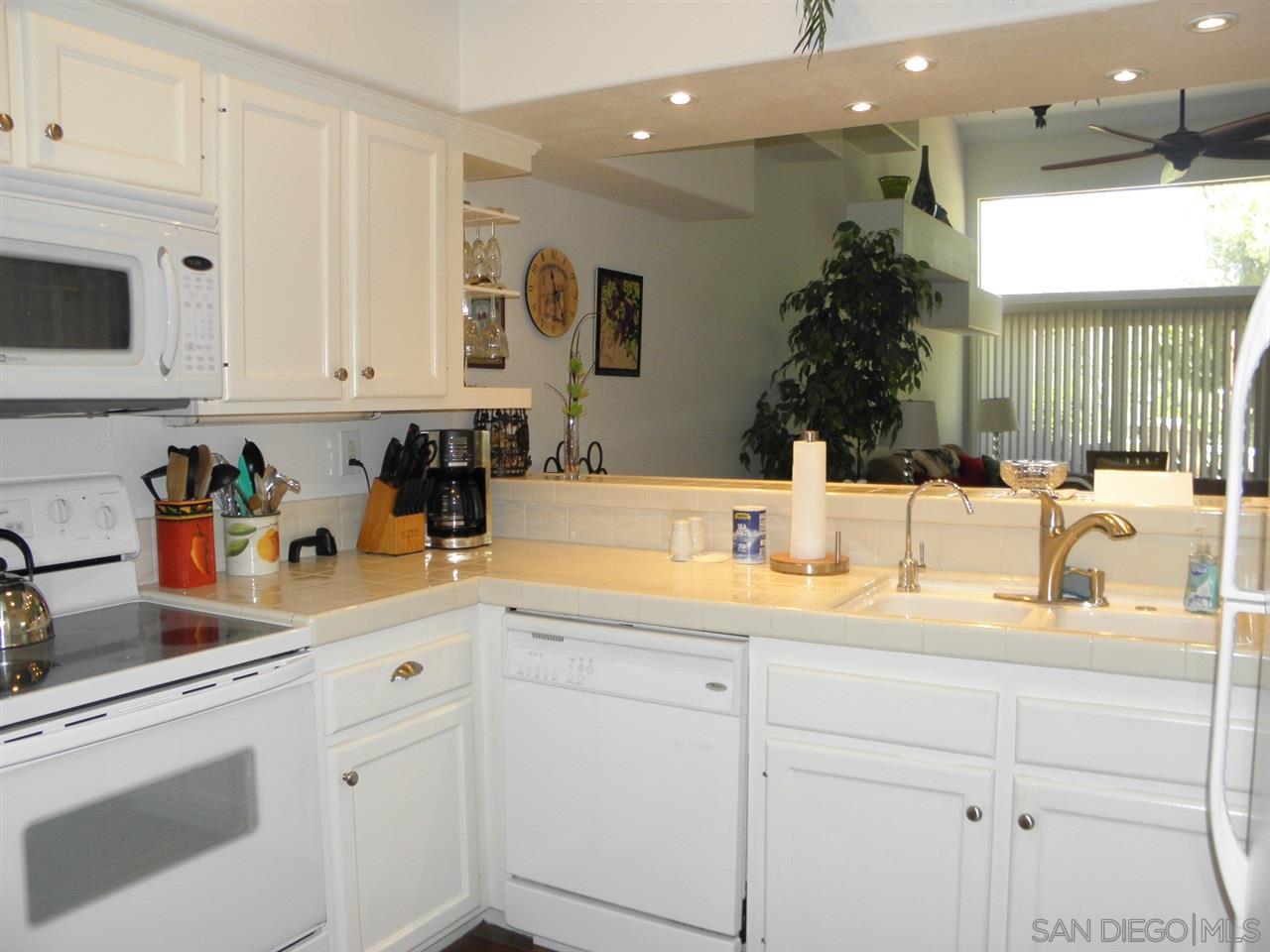 8933 Circle R View Lane Escondido, CA 92026 - Photo 4 of 23 Gallery Image 4