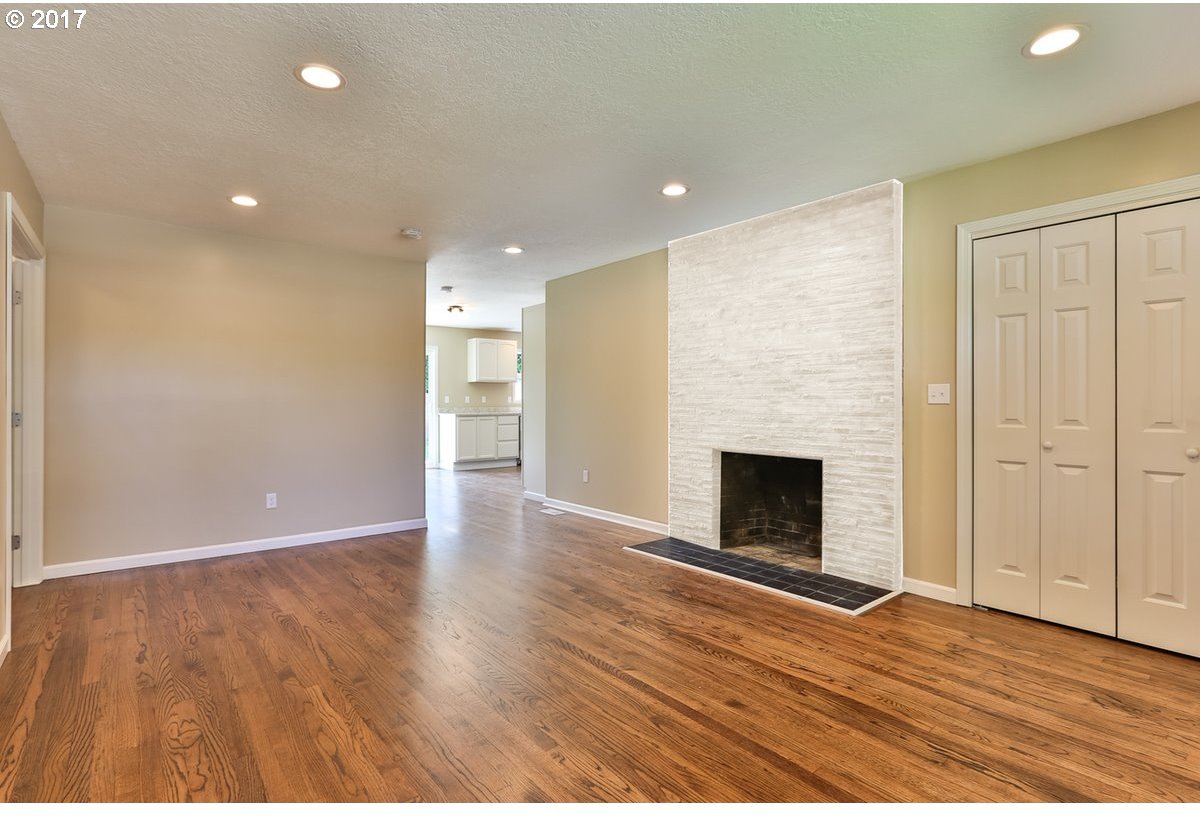 9804 Southeast Reedway Street Portland, OR 97266 - Photo 7 of 32 Gallery Image 7