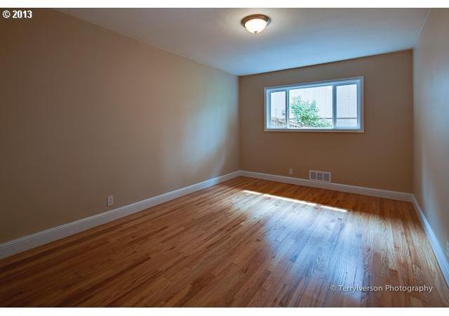 4933 Southwest 18th Place Portland, OR 97239 - Photo 11 of 16