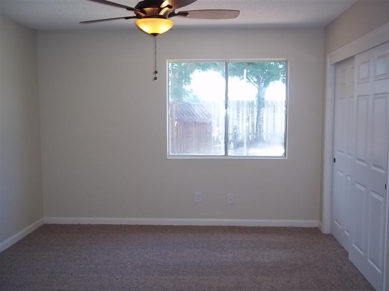 4404 Thatch Avenue Bakersfield, CA 93313 - Photo 12 of 20