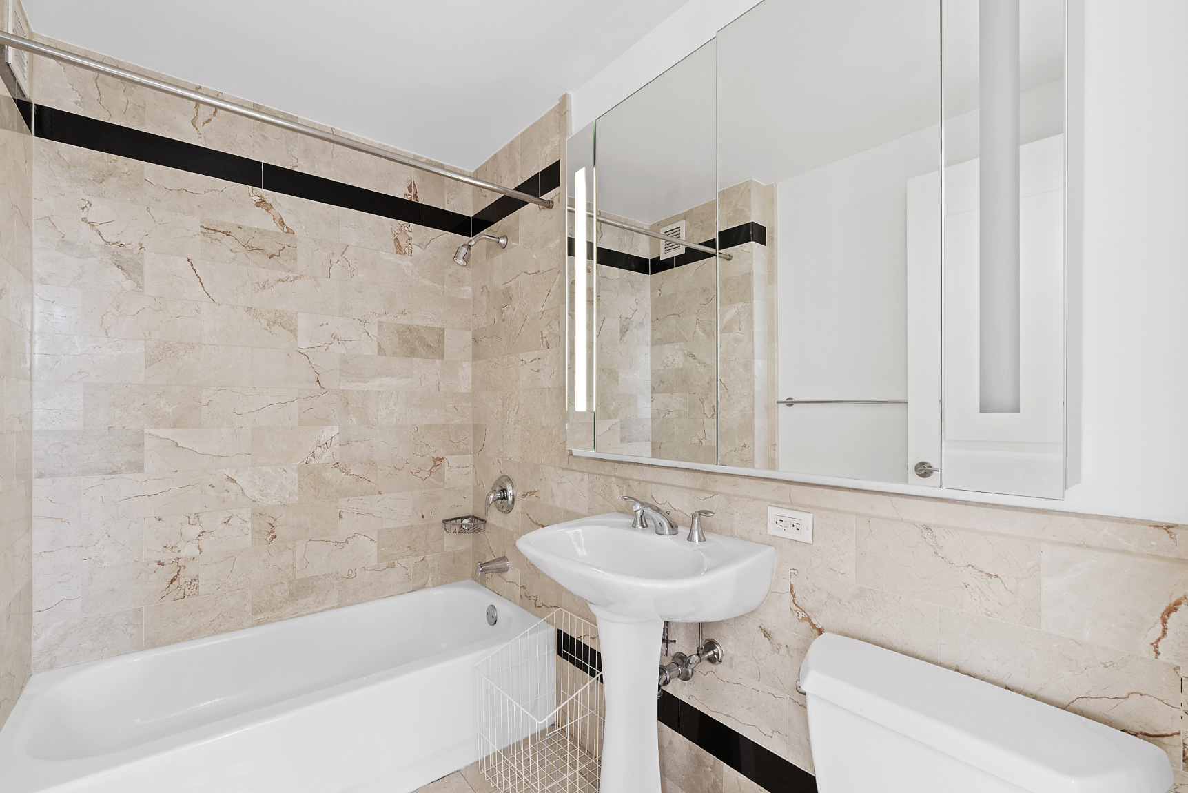 20 West Street, Unit 29E Manhattan, NY 10004 - Photo 4 of 10