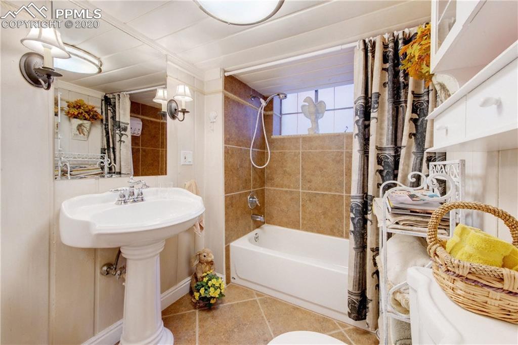 7955 Highway 24 Cascade, CO 80809 - Photo 25 of 36 Guest bath